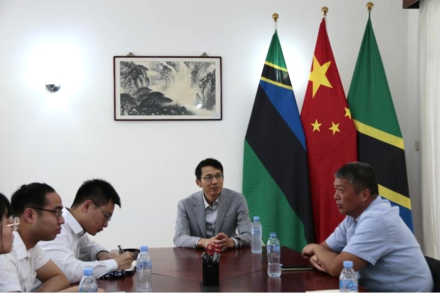 支队在中国驻桑给巴尔总领事馆进行交流。图片由清华大学探微书院“桑华筑梦”支队提供 支队在中国驻桑给巴尔总领事馆进行交流。图片由清华大学探微书院“桑华筑梦”支队提供