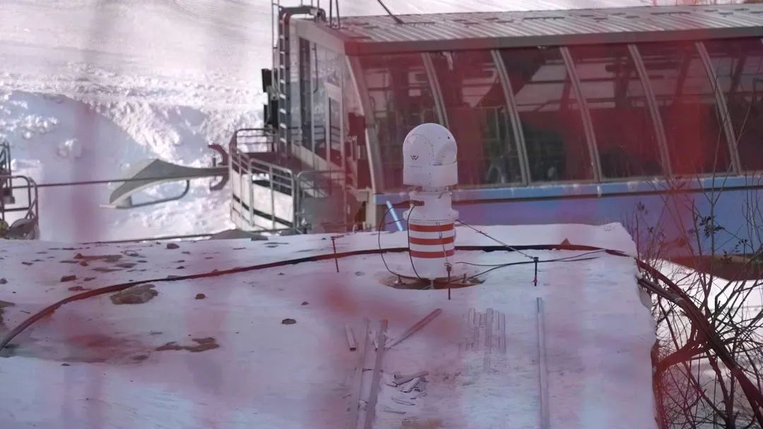 设在坡面障碍技巧和大跳台雪道旁的激光测风雷达。气象部门供图 设在坡面障碍技巧和大跳台雪道旁的激光测风雷达。气象部门供图