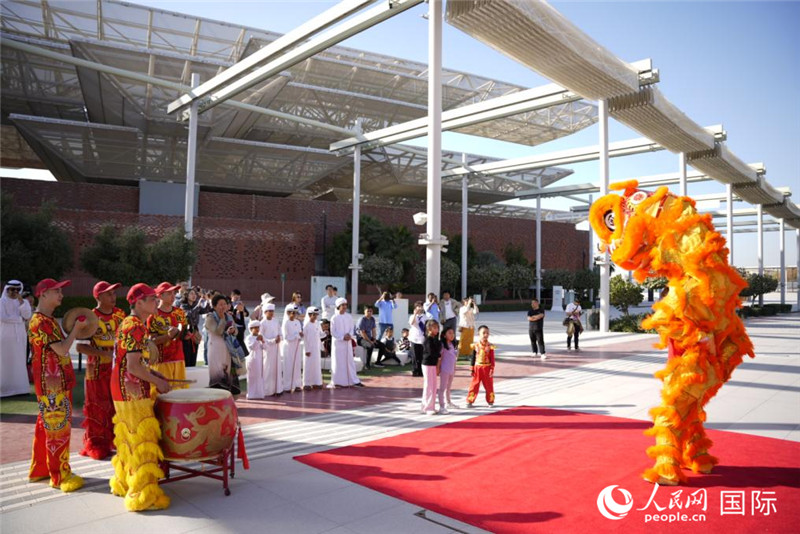 喜庆的舞狮表演吸引众多阿联酋当地民众欣赏,中东中心分社 塔里克·易卜拉欣摄 喜庆的舞狮表演吸引众多阿联酋当地民众欣赏,中东中心分社 塔里克·易卜拉欣摄