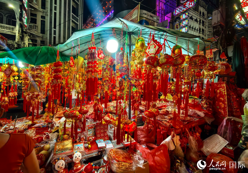 曼谷唐人街售卖春节用品的摊位。人民网记者 简承渊摄 曼谷唐人街售卖春节用品的摊位。人民网记者 简承渊摄