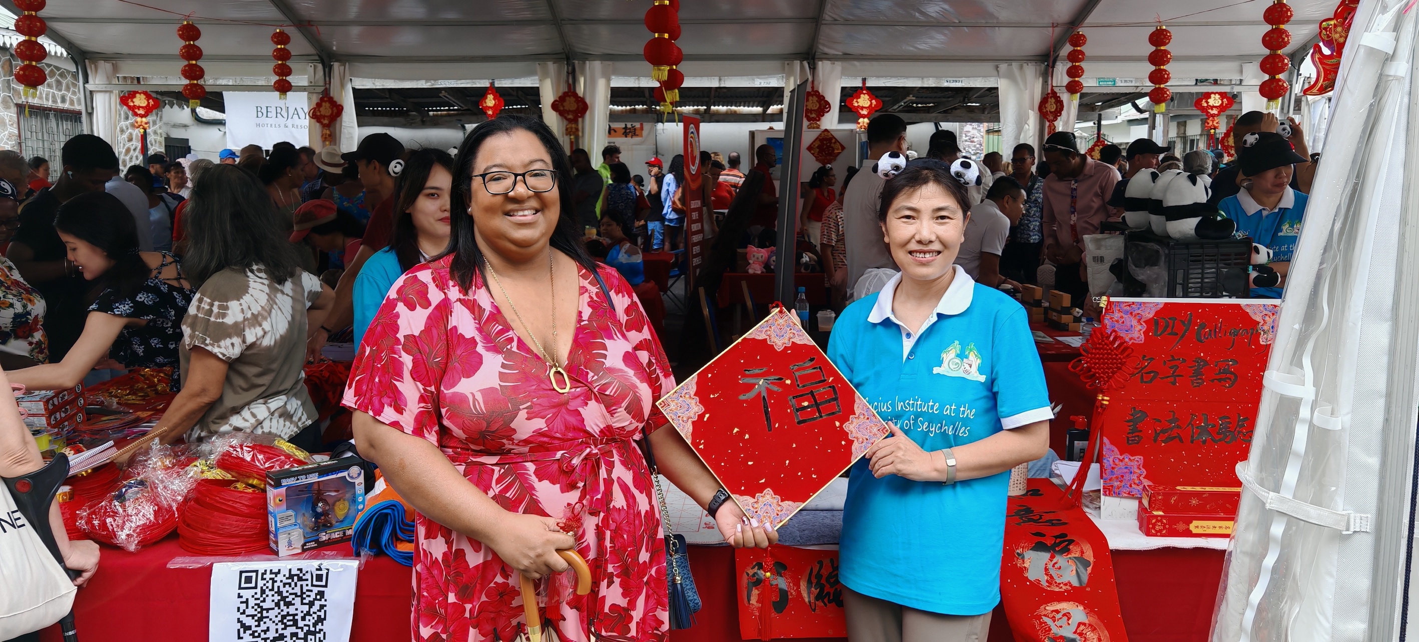 一名当地民众在展示写好的“福”字。中国驻塞舌尔大使馆供图 一名当地民众在展示写好的“福”字。中国驻塞舌尔大使馆供图