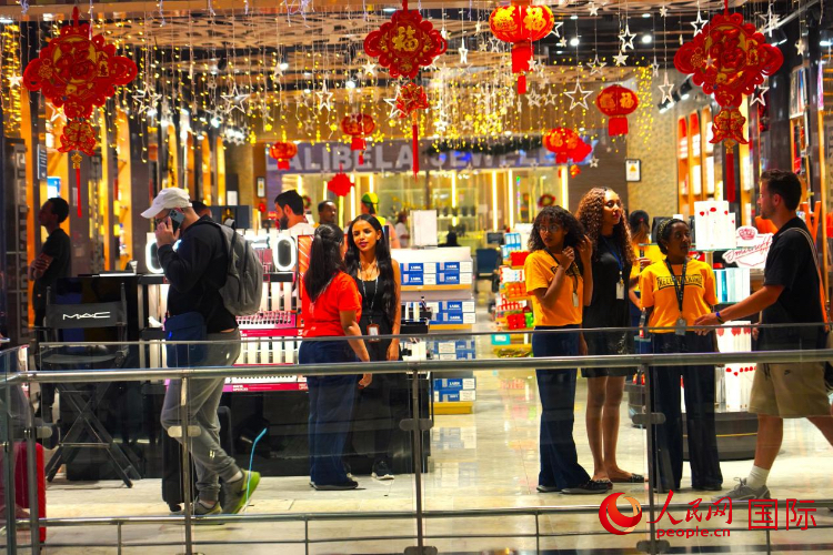在机场的一家商店,红灯高挂。人民网记者 黄炜鑫摄 在机场的一家商店,红灯高挂。人民网记者 黄炜鑫摄