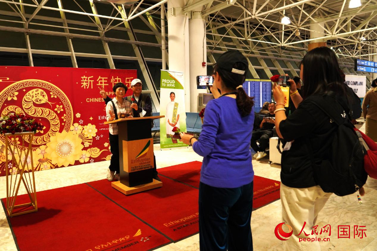在埃塞航空春节庆祝活动现场,即将回国的一对中国夫妇在合影留念。人民网记者 黄炜鑫摄 在埃塞航空春节庆祝活动现场,即将回国的一对中国夫妇在合影留念。人民网记者 黄炜鑫摄