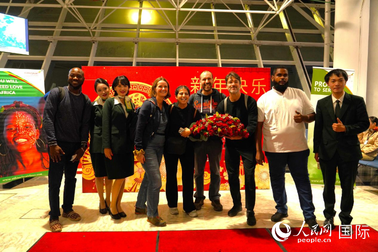在埃塞航空春节庆祝活动现场,旅客们与埃塞航空中国籍员工合影留念。人民网记者 黄炜鑫摄 在埃塞航空春节庆祝活动现场,旅客们与埃塞航空中国籍员工合影留念。人民网记者 黄炜鑫摄