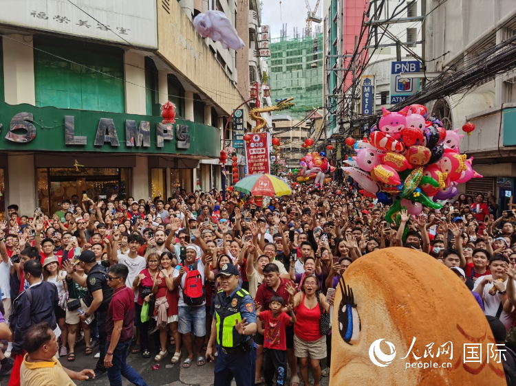 马尼拉市百万民众参与春节花车巡游活动,沿途民众与花车合影留念。人民网记者 樊帆摄 马尼拉市百万民众参与春节花车巡游活动,沿途民众与花车合影留念。人民网记者 樊帆摄