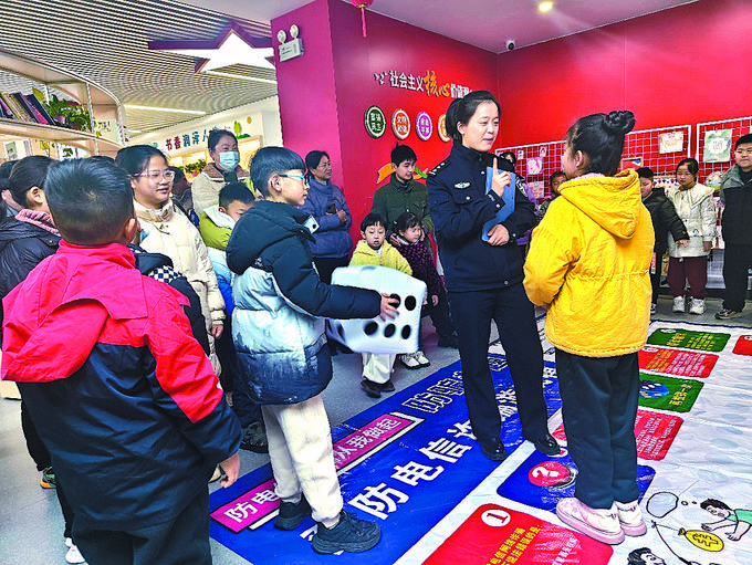 肥西县公安局反诈中心民警张晓婉通过“反诈飞行棋”开展反诈宣传。本报记者徐琦摄 肥西县公安局反诈中心民警张晓婉通过“反诈飞行棋”开展反诈宣传。本报记者徐琦摄