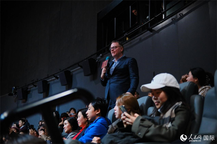 首映礼现场英国观众发言。人民网 杨浩鹏摄 首映礼现场英国观众发言。人民网 杨浩鹏摄