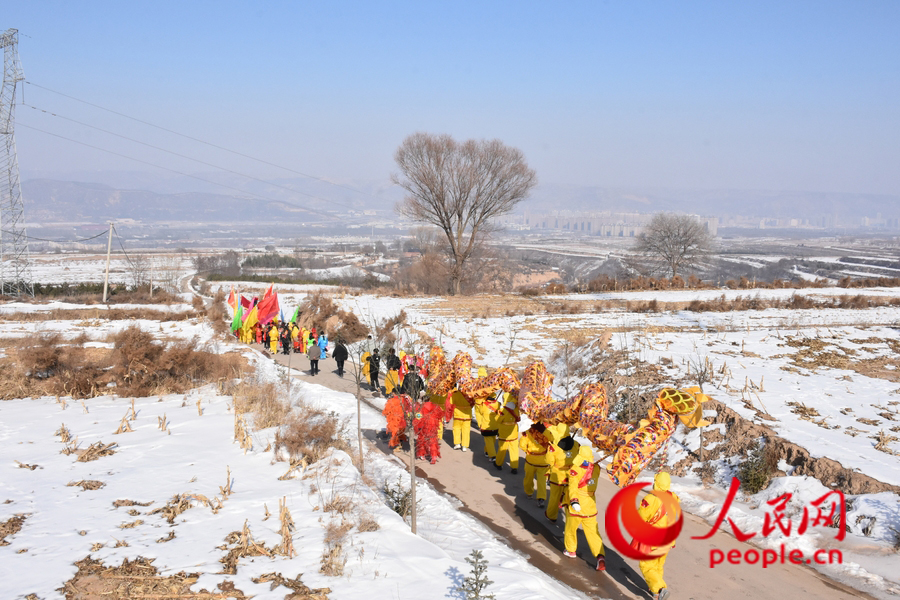 社火队行走在雪后的黄土高原。人民网 刘文邦摄 社火队行走在雪后的黄土高原。人民网 刘文邦摄