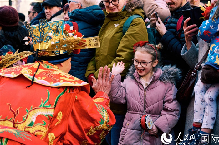 “财神爷”和英国民众积极互动送新春祝福。杨浩鹏摄 “财神爷”和英国民众积极互动送新春祝福。杨浩鹏摄