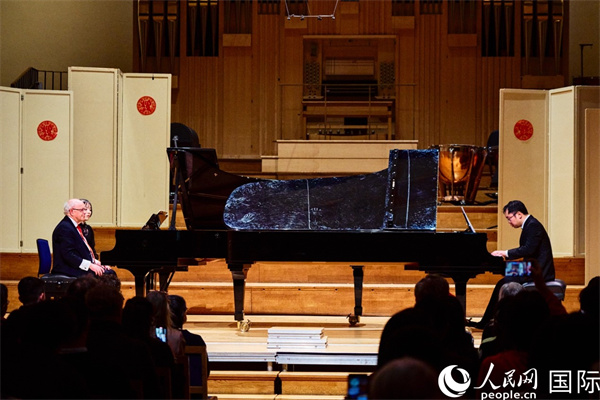 英国皇家音乐学院教授朱利安-雅格布森和旅英钢琴家李劲峰演奏《黄河钢琴协奏曲》。杨浩鹏摄 英国皇家音乐学院教授朱利安-雅格布森和旅英钢琴家李劲峰演奏《黄河钢琴协奏曲》。杨浩鹏摄