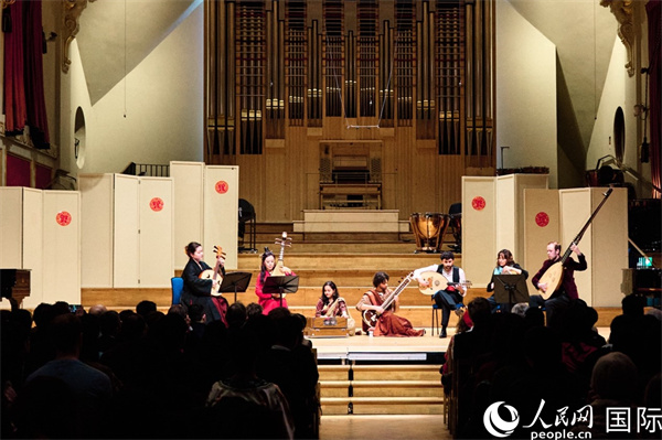 英国中乐团和伦敦鲁特琴乐团演奏《丝绸之韵》。杨浩鹏摄 英国中乐团和伦敦鲁特琴乐团演奏《丝绸之韵》。杨浩鹏摄