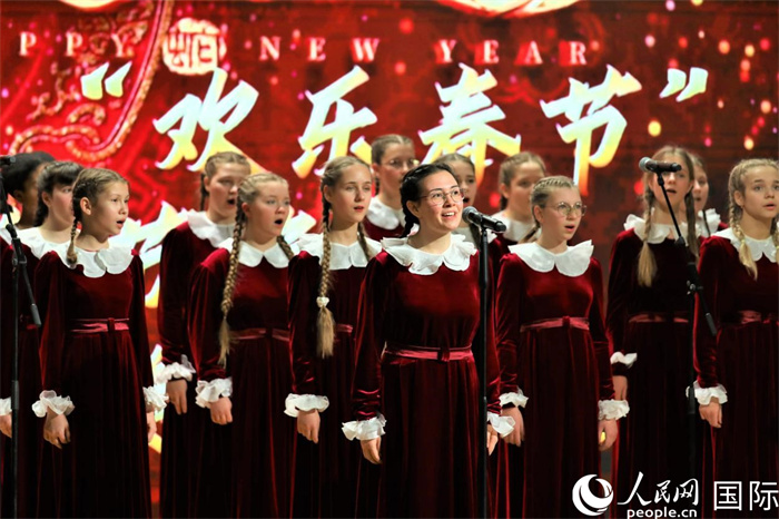 莫斯科波波夫合唱团演员演唱歌曲《我们一起出发》。 于子恒摄 莫斯科波波夫合唱团演员演唱歌曲《我们一起出发》。 于子恒摄