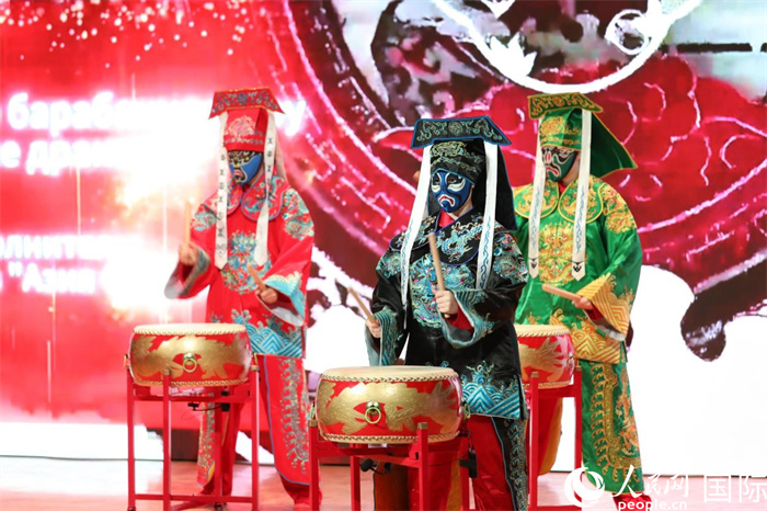 莫斯科“亚洲融合”艺术团演员演奏鼓乐《金龙》。 于子恒摄 莫斯科“亚洲融合”艺术团演员演奏鼓乐《金龙》。 于子恒摄