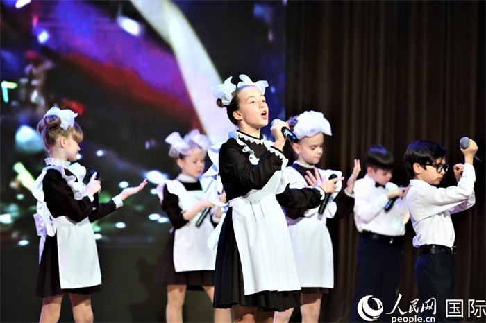 莫斯科多米索尔卡儿童音乐剧院演员表演《校园串烧》。于子恒摄 莫斯科多米索尔卡儿童音乐剧院演员表演《校园串烧》。于子恒摄
