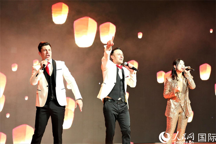 中俄两国青年歌手演唱歌曲《相亲相爱一家人》。 于子恒摄 中俄两国青年歌手演唱歌曲《相亲相爱一家人》。 于子恒摄