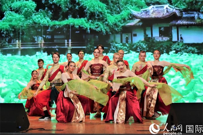 莫斯科阿拉·托杰斯舞蹈团演员表演古典舞《春天来了》。于子恒摄 莫斯科阿拉·托杰斯舞蹈团演员表演古典舞《春天来了》。于子恒摄