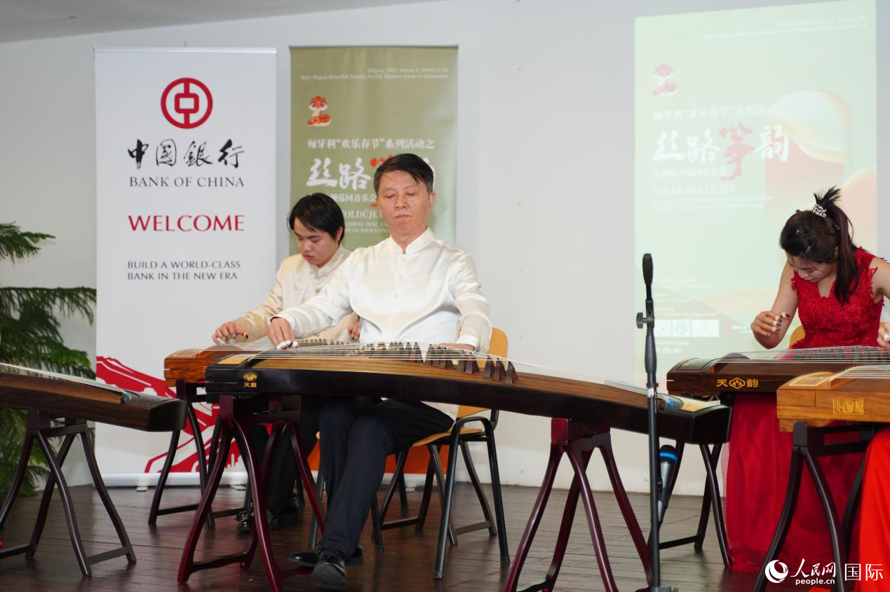 “丝路筝韵”古筝欧洲巡回音乐会首场演出在匈中双语学校举行。人民网记者 禹丽敏摄 “丝路筝韵”古筝欧洲巡回音乐会首场演出在匈中双语学校举行。人民网记者 禹丽敏摄