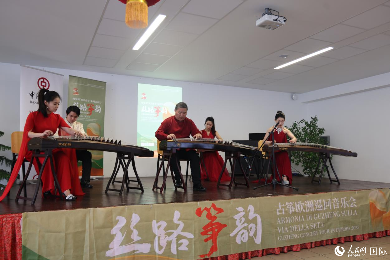 “丝路筝韵”古筝欧洲巡回音乐会首场演出在匈中双语学校举行。人民网记者 禹丽敏摄 “丝路筝韵”古筝欧洲巡回音乐会首场演出在匈中双语学校举行。人民网记者 禹丽敏摄