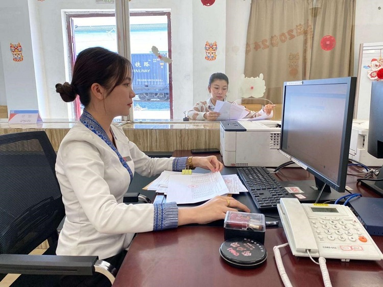 春节期间,中老铁路员工坚守岗位,保障铁路运行安全、畅通。李加勇摄 春节期间,中老铁路员工坚守岗位,保障铁路运行安全、畅通。李加勇摄