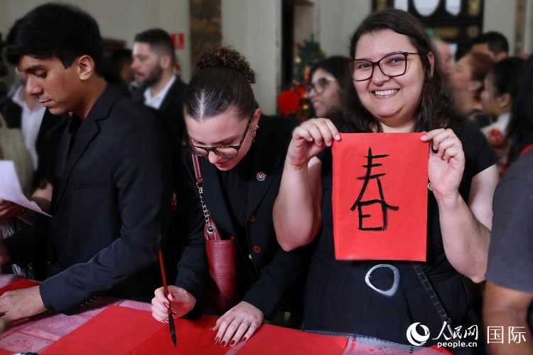 嘉宾体验中国书法。人民网记者 陈海琪摄 嘉宾体验中国书法。人民网记者 陈海琪摄