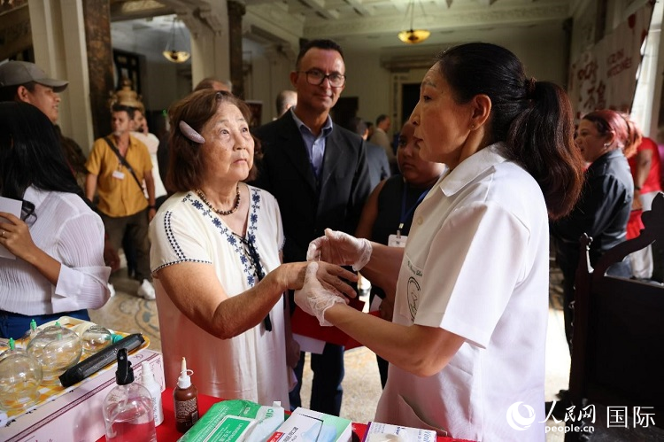 嘉宾体验中医针灸。人民网记者 陈海琪摄 嘉宾体验中医针灸。人民网记者 陈海琪摄