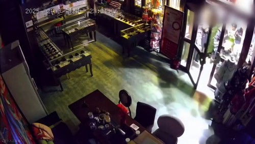 网传“破门亮灯”画面。网络视频截图 网传“破门亮灯”画面。网络视频截图