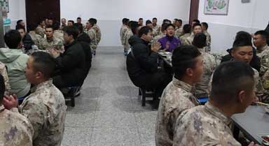 清华师生和官兵共唱《我和我的祖国》