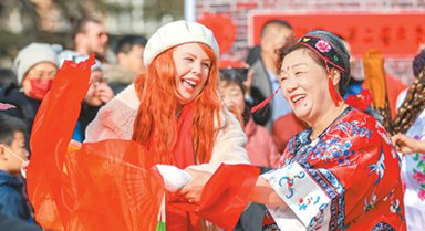 外国青年体验元宵民俗