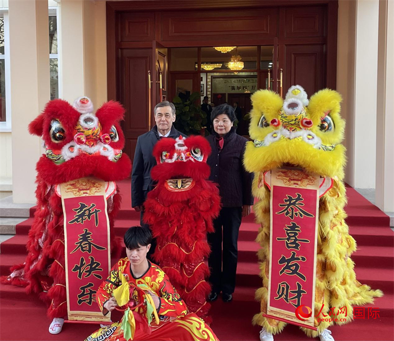上海合作组织秘书长叶尔梅克巴耶夫(左)与上海合作组织睦邻友好合作委员会副主席崔丽同舞狮合影。人民网记者 陈熙芮摄 上海合作组织秘书长叶尔梅克巴耶夫(左)与上海合作组织睦邻友好合作委员会副主席崔丽同舞狮合影。人民网记者 陈熙芮摄