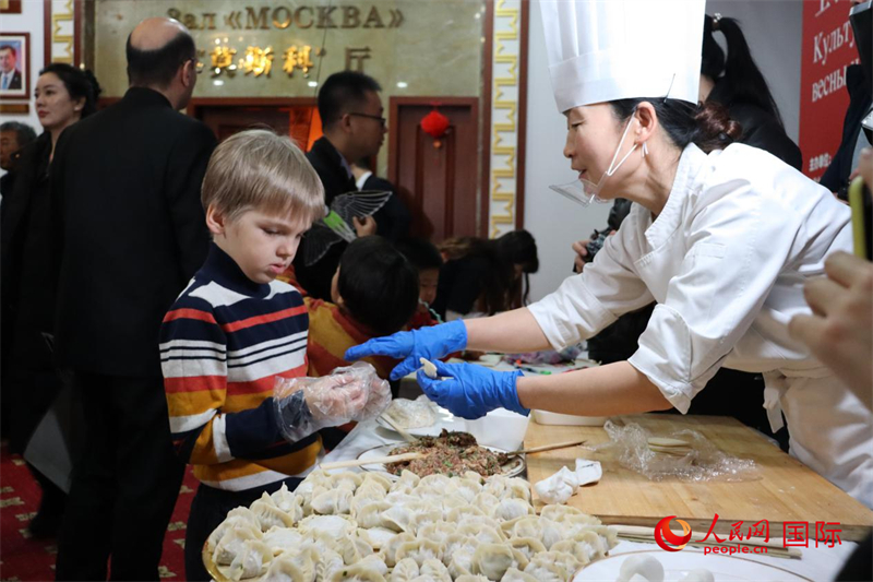 廖沙努力学习包饺子。人民网记者 陈熙芮摄 廖沙努力学习包饺子。人民网记者 陈熙芮摄
