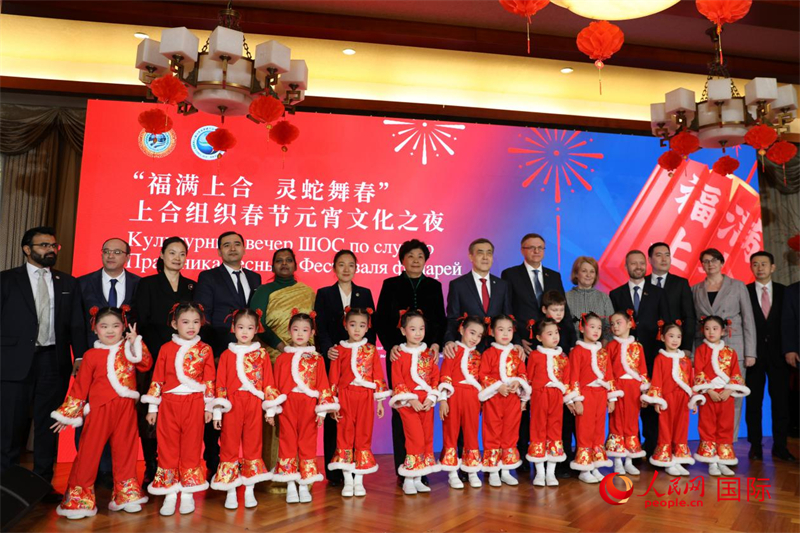 上合成员国使节代表们与小演员们合影。人民网记者 张晓东摄 上合成员国使节代表们与小演员们合影。人民网记者 张晓东摄