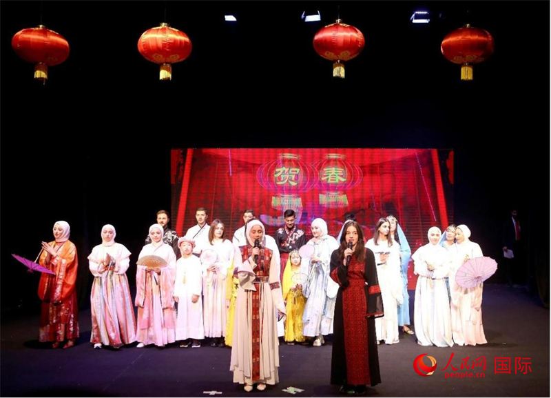 约旦大学中文系学生演唱《难忘今宵》。人民网 纳达尔·达乌德摄 约旦大学中文系学生演唱《难忘今宵》。人民网 纳达尔·达乌德摄