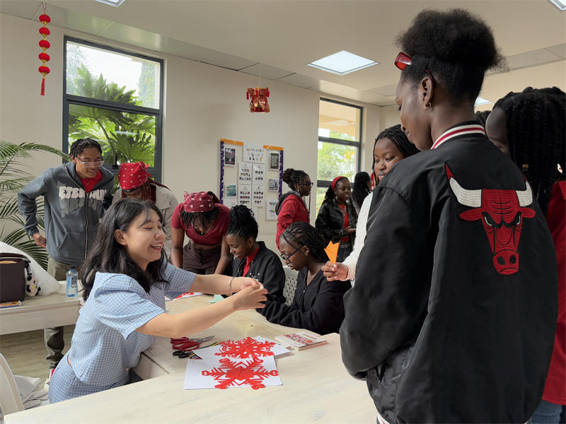 布鲁克豪斯学校中国剪纸展示。埃格顿大学孔子学院供图 布鲁克豪斯学校中国剪纸展示。埃格顿大学孔子学院供图