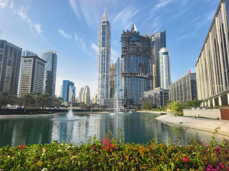 正在建设中的卡瓦利卡萨高层住宅项目(图中有脚手架建筑)。 中建中东供图 正在建设中的卡瓦利卡萨高层住宅项目(图中有脚手架建筑)。 中建中东供图