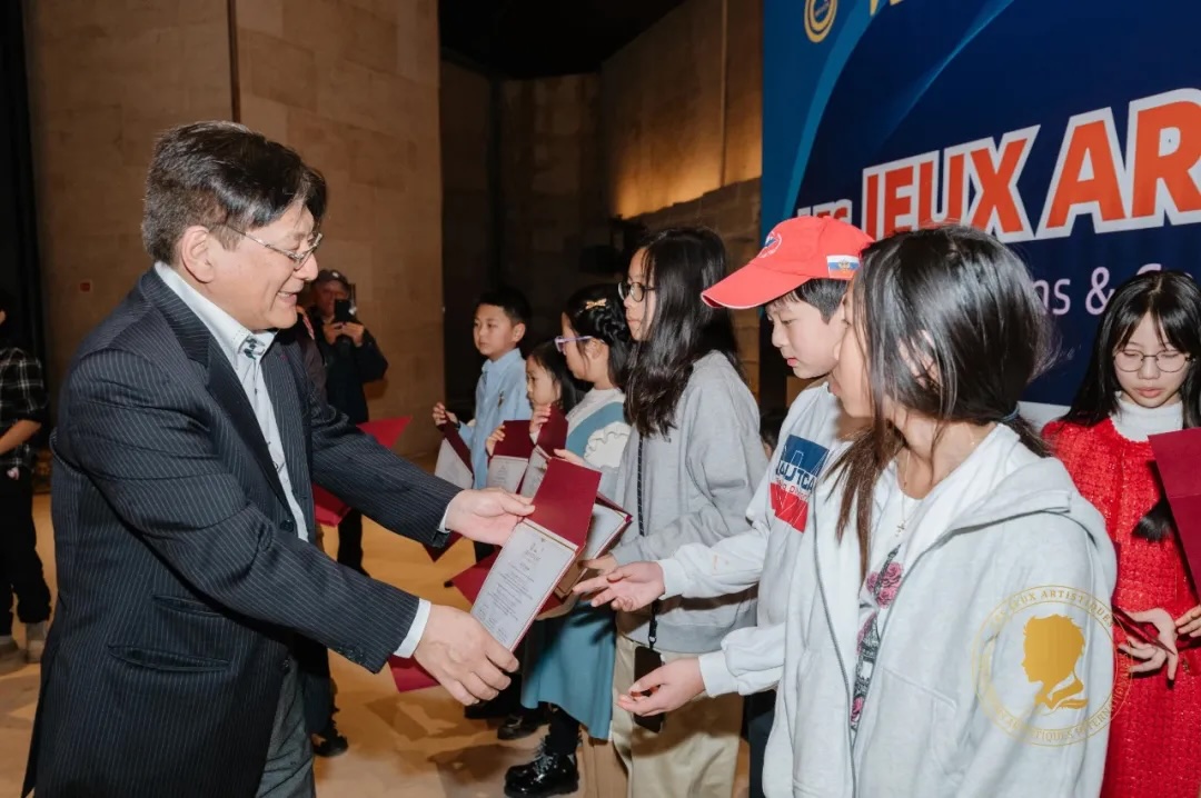 图2:亚丁为获奖儿童颁发证书。法中交流促进会供图 图2:亚丁为获奖儿童颁发证书。法中交流促进会供图