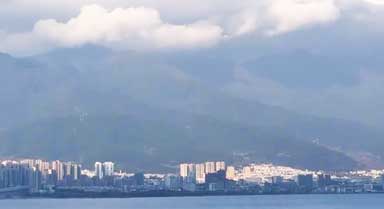 云南大理：苍山把云朵盖在了身上