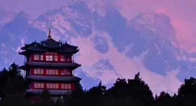 云南玉龙雪山：蓝天红霞映白雪