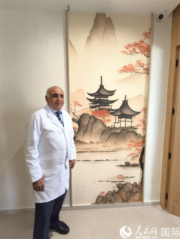 哈利勒的诊所中国元素很浓。人民网记者 黄培昭摄 哈利勒的诊所中国元素很浓。人民网记者 黄培昭摄