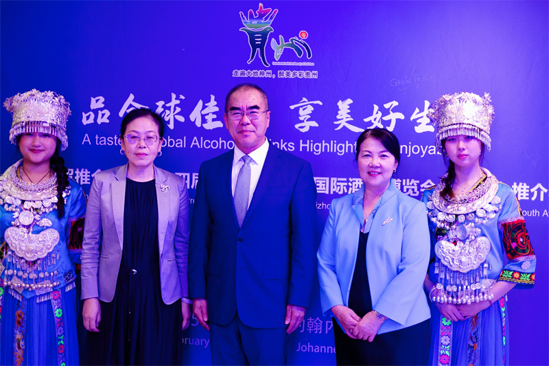 潘庆江总领事与王洪波秘书长合影。(南非贵州商会供图) 潘庆江总领事与王洪波秘书长合影。(南非贵州商会供图)
