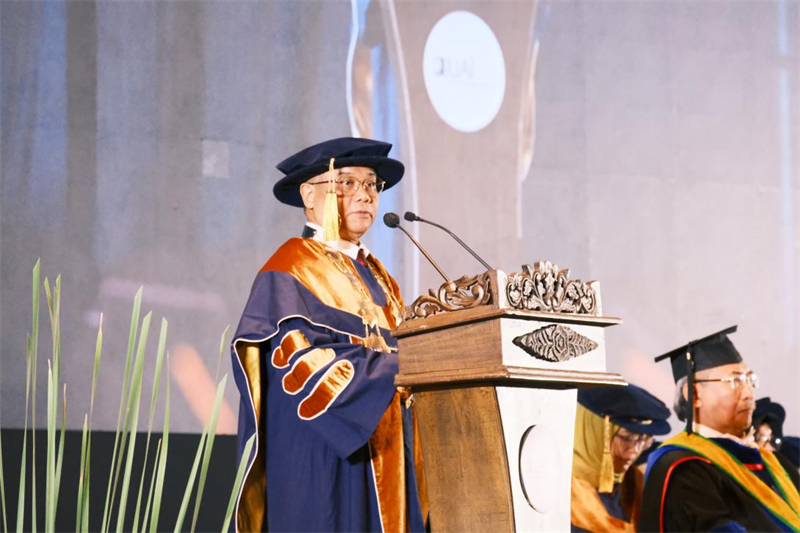 阿拉扎大学校长亚瑟普致辞。阿拉扎大学孔子学院供图 阿拉扎大学校长亚瑟普致辞。阿拉扎大学孔子学院供图