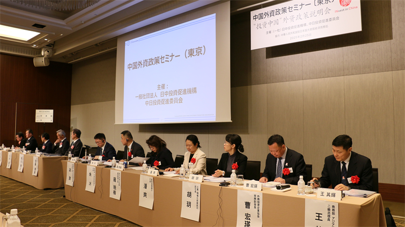 商务部和工业和信息化部相关司局负责人进行政策说明以及答疑解惑。人民网 许可摄 商务部和工业和信息化部相关司局负责人进行政策说明以及答疑解惑。人民网 许可摄