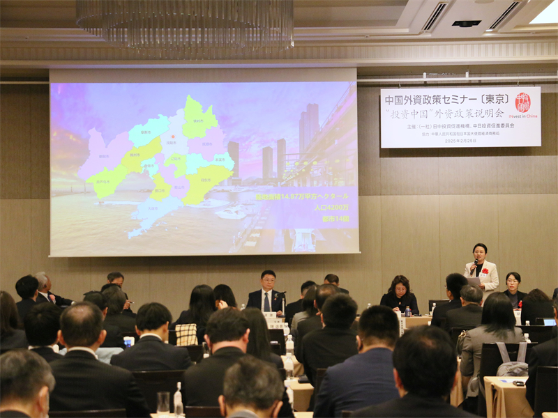 地方代表进行专题投资推介。人民网 许可摄 地方代表进行专题投资推介。人民网 许可摄