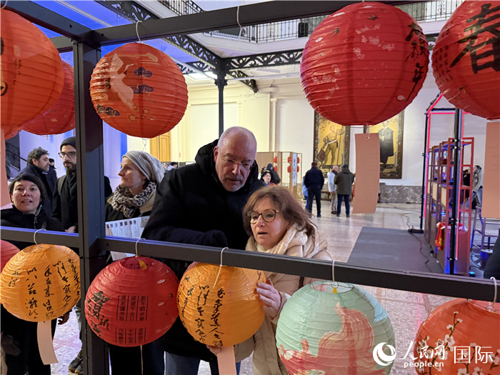 2月13日,中国驻欧盟使团在布鲁塞尔举行“中欧友谊之光 照亮合作之路”活动亮灯仪式,图为活动现场观众在猜灯谜。 2月13日,中国驻欧盟使团在布鲁塞尔举行“中欧友谊之光 照亮合作之路”活动亮灯仪式,图为活动现场观众在猜灯谜。