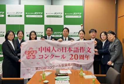 林芳正和获奖同学一行合影留念。日本侨报社供图 林芳正和获奖同学一行合影留念。日本侨报社供图