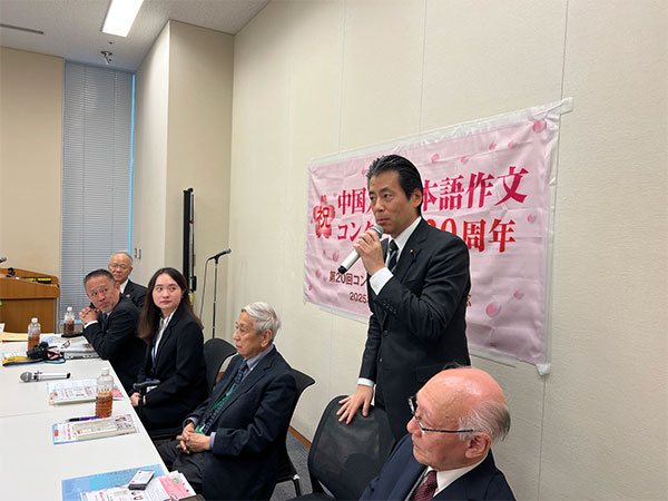 福田达夫在报告会上致辞,勉励中国大学生继续努力。日本侨报社供图 福田达夫在报告会上致辞,勉励中国大学生继续努力。日本侨报社供图