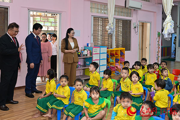 马珈大使一行参观曼德勒福庆语言电脑学校幼儿园。人民网记者 谢佳君摄 马珈大使一行参观曼德勒福庆语言电脑学校幼儿园。人民网记者 谢佳君摄