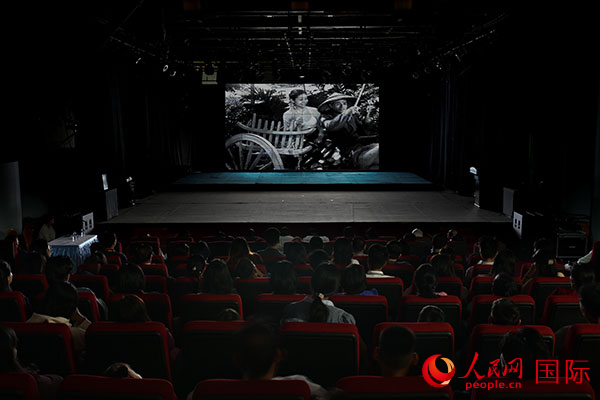 嘉宾们在重映仪式现场观看缅甸老电影《她的爱》数字修复版。人民网记者 谢佳君摄 嘉宾们在重映仪式现场观看缅甸老电影《她的爱》数字修复版。人民网记者 谢佳君摄