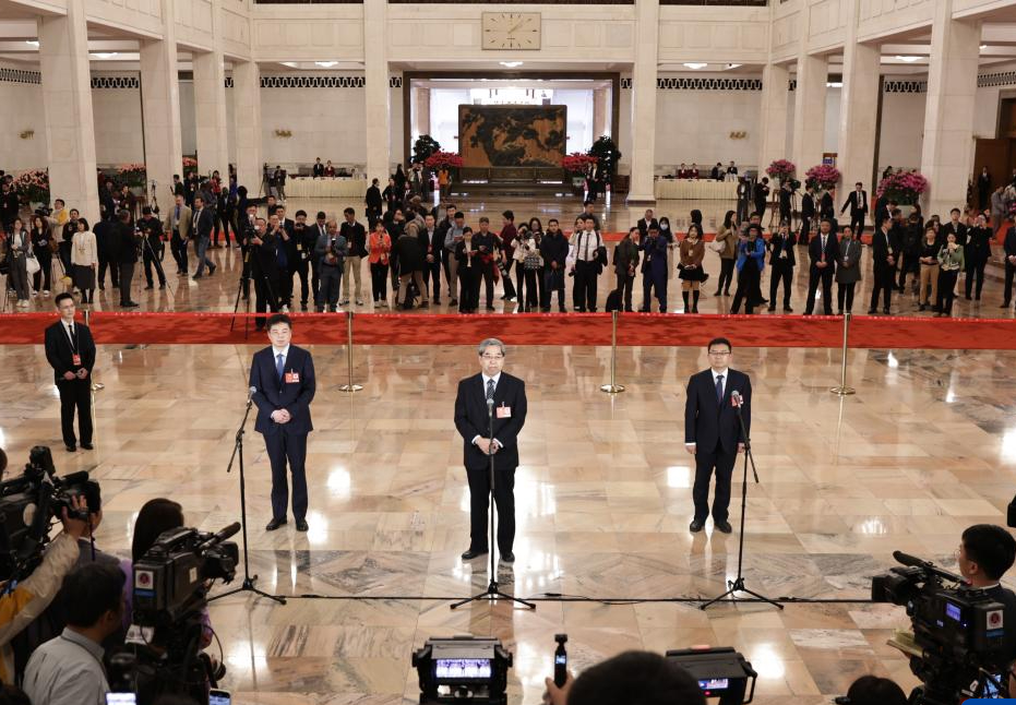 全国政协十四届三次会议举行首场“委员通道”集体采访活动