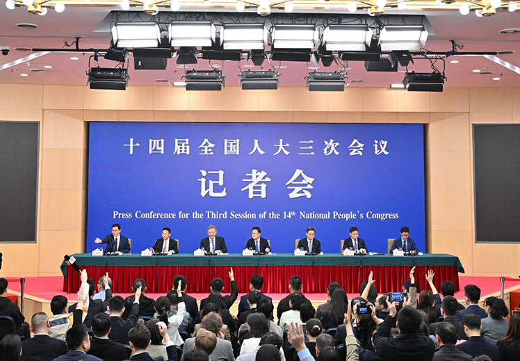 十四届全国人大三次会议举行经济主题记者会