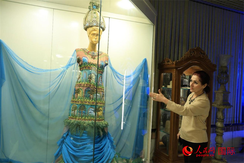 设计师展示服饰。人民网伊纳斯·易卜拉欣摄 设计师展示服饰。人民网伊纳斯·易卜拉欣摄